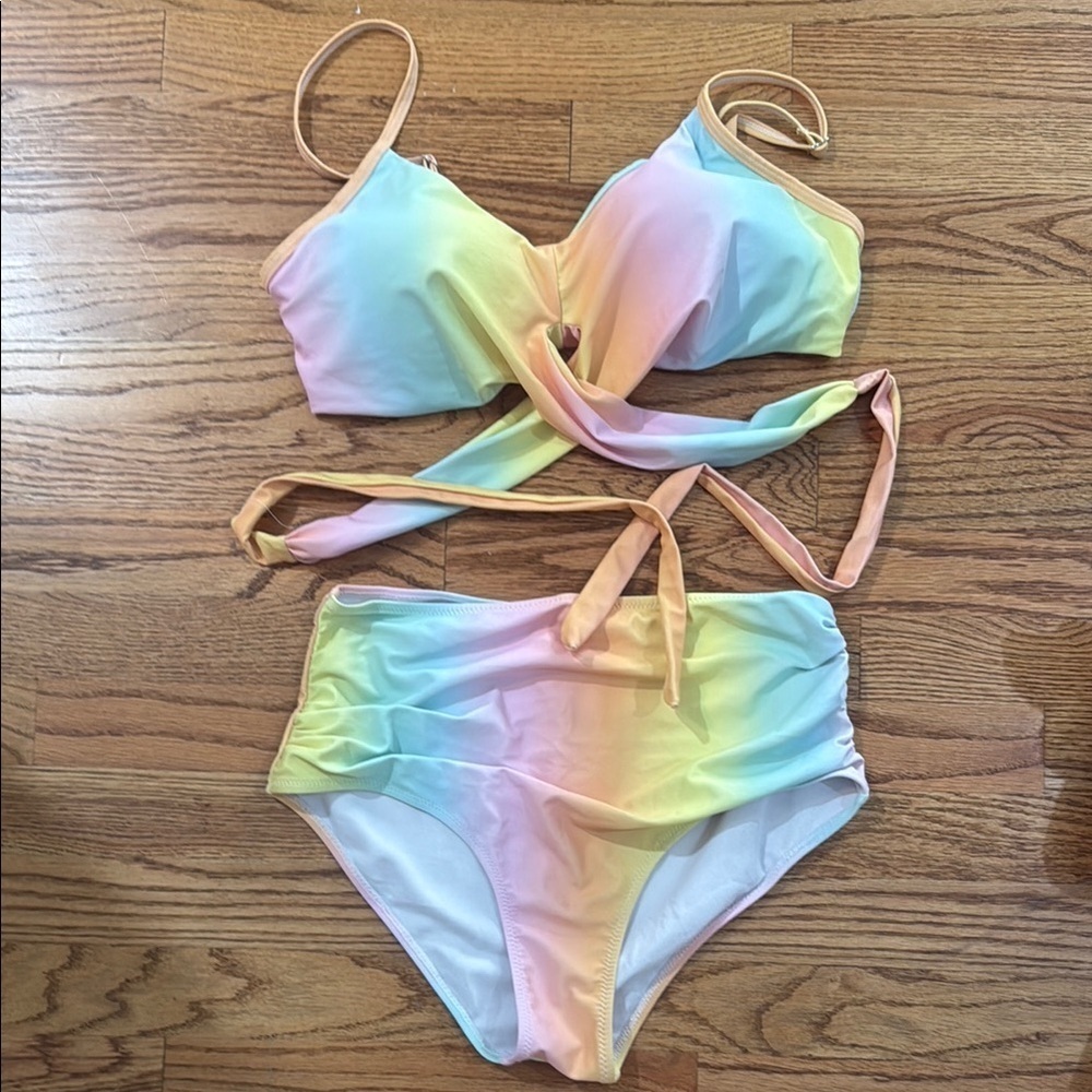 Adorable tie-dye Bikini size large fits like a medium